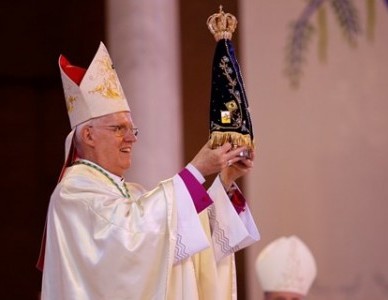 Dom Orlando Brandes recebe o Pálio dos Arcebispos