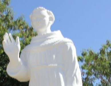 Estátua de Frei Galvão é abençoada após restauro